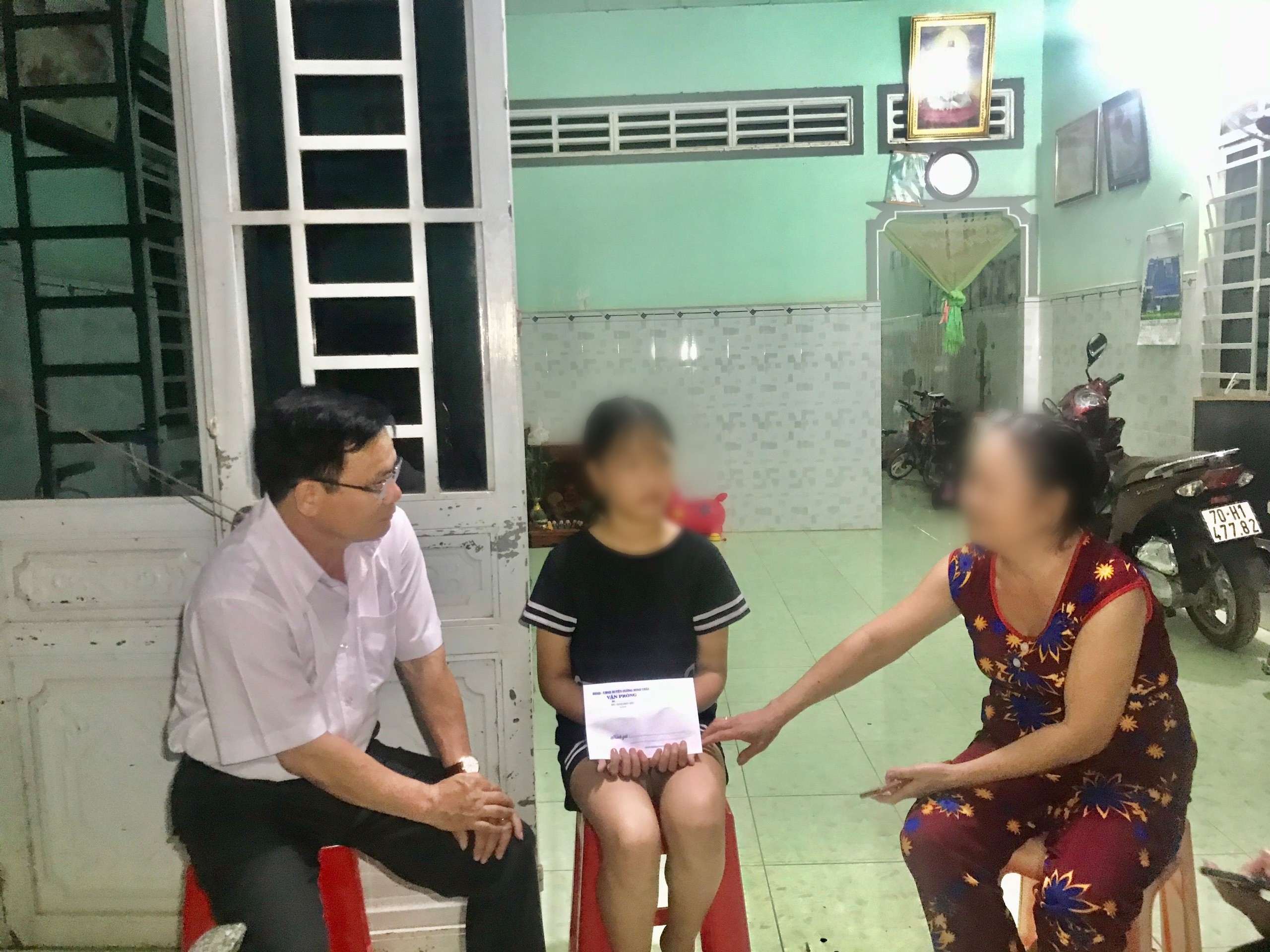 Chủ tịch UBND huyện Dương Minh Châu Thăm bé gái bị hành hung sau vụ va chạm giao thông